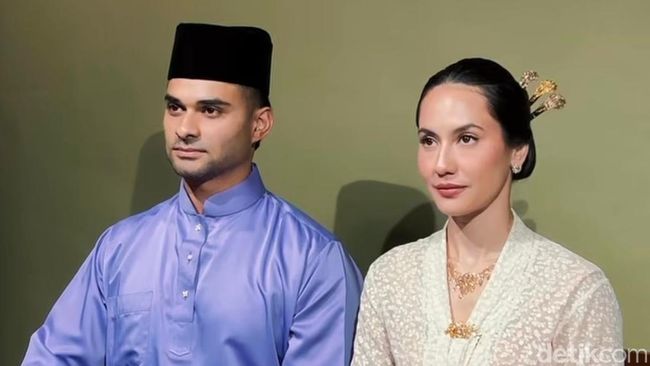 5 Potret Keluarga Pevita Pearce dan Suami Malaysia, Bertema Jadul Diambil Pakai Kamera Tahun 1880