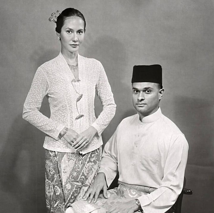 <p>Pemeran film <em>Tenggelamnya Kapal Van der Wijck</em> ini mengatakan bahwa sesi pemotretannya menggunakan kamera jadul dari tahun 1880-an. Hasil fotonya pun terlihat hitam putih, sesuai dengan khas dari kamera kuno, Bunda. "Potret keluarga dengan kamera dari tahun 1880-an. Fakta menarik: foto-foto lama ini bertahan hingga beberapa generasi karena dicetak menggunakan perak asli," kata Pevita lewat Instagramnya. (Foto: Instagram @pevpearce)</p>