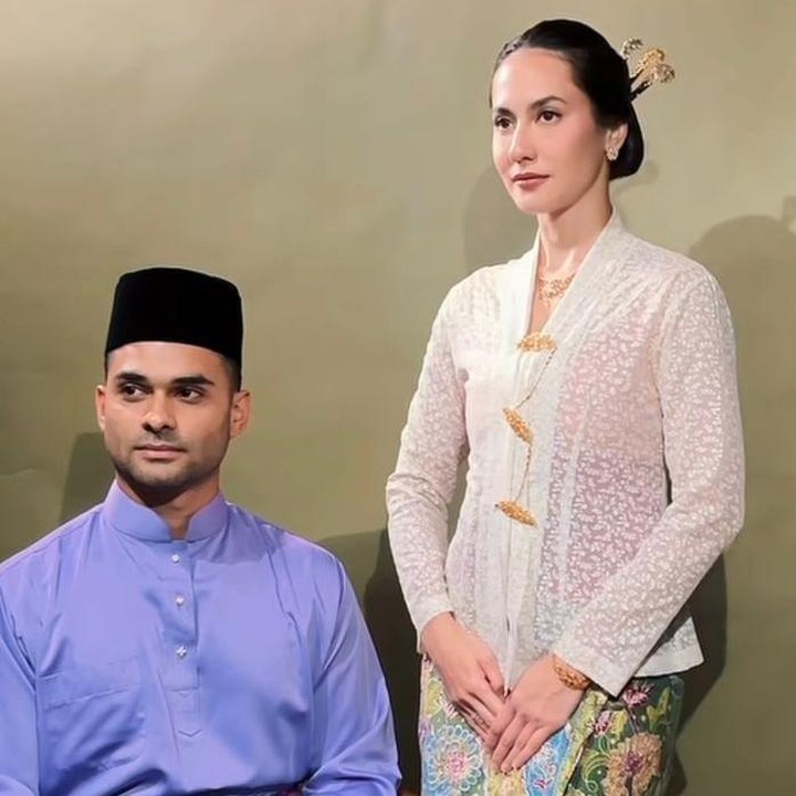 <p>Foto keluarga Pevita dan Mirzan ini banyak menuai respons positif dari netizen, Bunda. Salah satunya datang dari akun Instagram <em>@cus****</em> yang mengatakan, "Lucu banget konsepnya <em>MasyaAllah</em>,". "Wooowww..kyk noni2 Belanda jaaman dulu," tulis <em>@ora****</em>. "Suka konsepnya baju Melayu &amp; kebaya Jawa," tambah <em>@sha****</em>. (Foto: Instagram @pevpearce)</p>