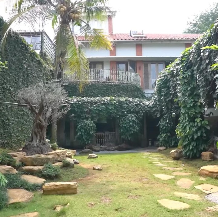 <p>Rumah yang berlokasi di Jaticempaka, Bekasi ini mengusung konsep tradisional dengan dominasi material kayu. Beberapa waktu lalu, Irfan memamerkan halaman rumahnya yang dipenuhi dengan beragam jenis tanaman, Bunda. Momen ini pun dibagikan langsung lewat kanal Youtube <em>@deHakims</em>. (Foto: Youtube @deHakims)</p>