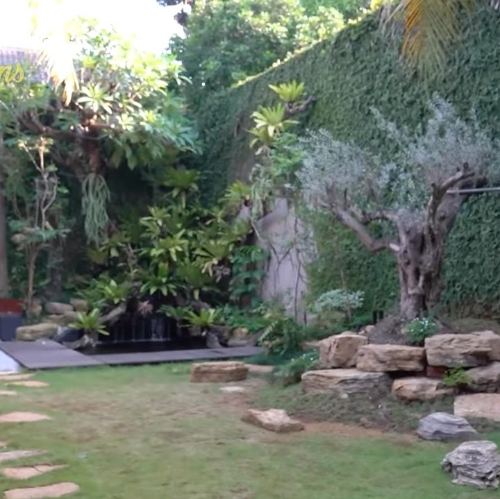 <p>Presenter kondang Irfan Hakim kembali mencuri perhatian warganet. Setelah sempat viral karena memiliki aviary di pekarangan rumahnya, kali ini ia menarik perhatian lewat halaman rumahnya yang ia tata menjadi jauh lebih asri, Bunda. (Foto: Youtube @deHakims)</p>