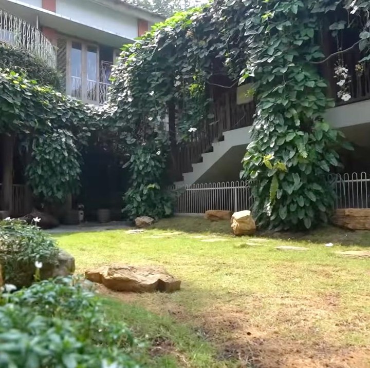 <p>Irfan juga menata bagian pinggir tamannya dengan bangku yang dibuat dari material batu, Bunda. Tanaman rambat yang tumbuh di sekitarnya juga membuat suasananya terlihat semakin nyaman. (Foto: Youtube @deHakims)</p>
