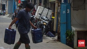FOTO: Rogoh Kocek Dalam untuk Air Bersih di Muara Angke