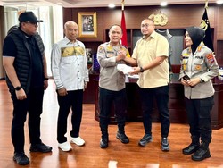 Bantu Korban Bencana Alam, Andre Rosiade Serahkan Bantuan ke Polda Sumbar