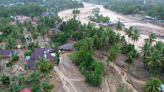 Kemendagri meminta pemerintah daerah yang terdampak banjir dan longsor di Sumatera untuk melakukan pergeseran anggaran dari pos lain ke pos biaya tidak terduga.