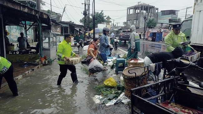 Polisi akhirnya membebaskan 16 orang yang diduga melakukan penjarahan di minimarket dan gudang Bulog Kota Sibolga, Sumatra Utara (Sumut).