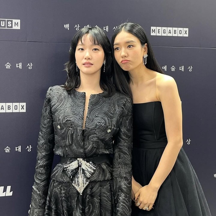 <p>Bersahabat sejak duduk di bangku kuliah, Kim Go Eun dan Ahn Eun Jin kompak saling mendukung karier akting satu sama lain. Kedekatan mereka dipamerkan pada potret ini, Ahn Eun Jin tampak berpose gemas di sebelah Kim Go Eun. (Foto: Instagram @eunjin___a)</p>