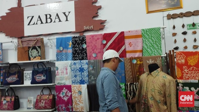 Sulawesi Utara memiliki wastra warisan leluhur berupa tenun Bentenan. Daerah ini juga punya batik yang berwarna cerah dan motif khas Sulut yang memikat dunia.