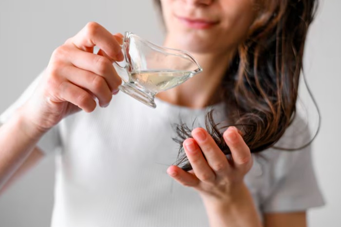 Cara mengetahui porositas rambut dapat dilakukan dengan mudah. Kamu bisa coba di rumah Float (Glass) Test dan Slip/slide Test. /Foto: freepik.com/freepik