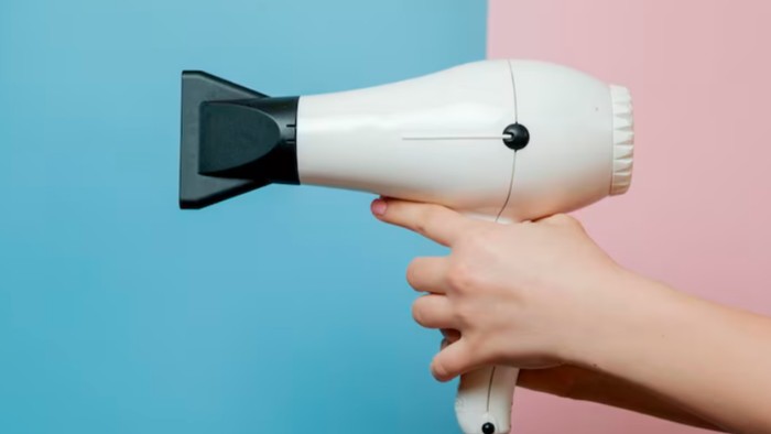 Hair dryer ion negatif. Investasi rambut yang bantu rambut lembut tanpa frizz/Foto: freepik.com/boyarkinamarina