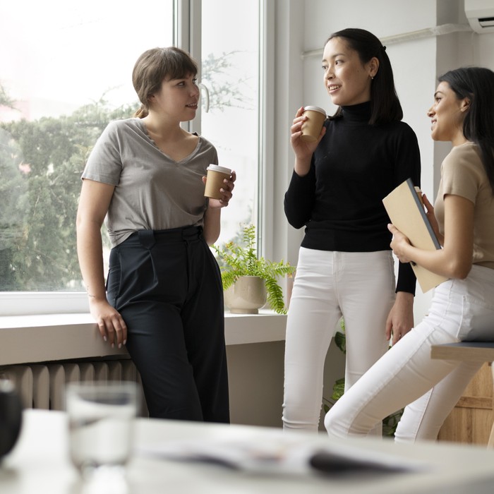 Orang yang suka bergosip di kantor paling tidak disukai oleh rekan kerja. Mereka sering kali mencari-cari informasi terbaru dan menyebarkan rumor yang belum tentu benar.