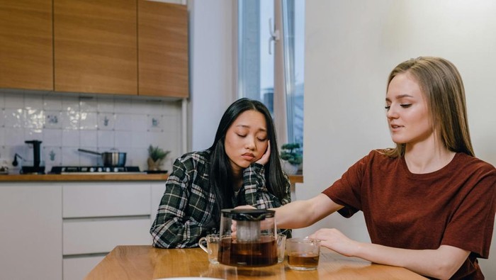 Tidak mau mencampuri masalah orang lain. Kamu hanya menjadi pendengar yang baik.