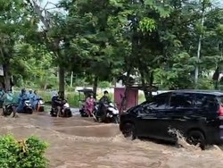 Jalan Raya Senggigi Terendam Banjir, Lalu Lintas Macet