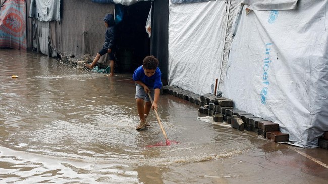 Bayi usia delapan bulan meninggal dunia usai tenda pengungsian tempat keluarganya berlindung kebanjiran imbas Badai Byron di Gaza.