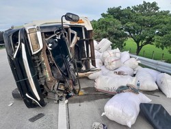 Truk Terguling di Tol Jombang gegara Sopir Ngantuk, 5 Ton Kain Tumpah