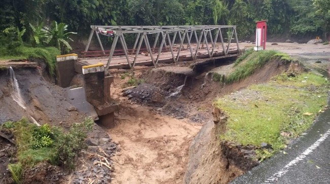 Tim BPJN Aceh disebut berada di lapangan untuk membersihkan material longsoran, normalisasi saluran drainase, serta memastikan kelancaran arus lalu lintas.