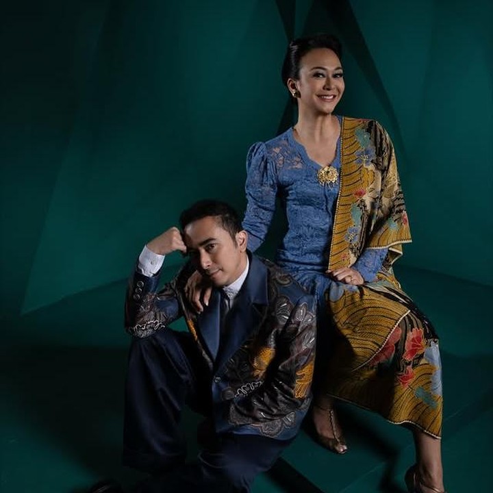 <p>Baru-baru ini, Kenes membagikan potret romantisnya bersama sang suami melalui akun Instagram pribadinya. Dalam unggahan itu, Kenes terlihat anggun mengenakan kebaya nusantara berwarna biru yang dipadukan dengan rok batik cokelat, sementara Winky Wiryawan tampil gagah dengan batik senada. (Foto: Instagram @kenesandari)</p>