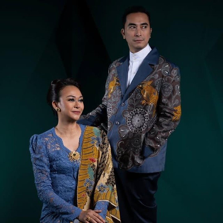 <p>Menilik dari <em>caption</em>-nya di Instagram, Kenes Andari mengenang momen<em> pre wedding</em>-nya bersama dengan sang suami. "Bagaikan sebuah reuni saat kemarin di malam penghargaan FFI <em>@timur_angin</em> meminta kami foto berdua di sebuah studio hijau," tulis Kenes melalui Instagramnya. (Foto: Instagram @kenesandari)</p>
