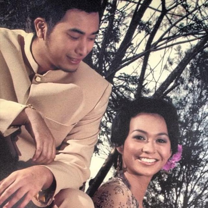 <p>Tidak hanya itu, Kenes juga mengenang momennya saat 21 tahun lalu melakukan&nbsp;<em>pre wedding</em>&nbsp;bersama Winky dengan tema yang serupa. "21 tahun yang lalu Timur yang menjadi fotografer kami saat kami melakukan sesi foto pra nikah (<em>slide</em> 3) dengan tema yang sama, saya berkebaya dan<em> @winkywiryawan912</em> mengenakan jas nasional dengan wastra nusantara," tambahnya. (Foto: Instagram @kenesandari)</p>