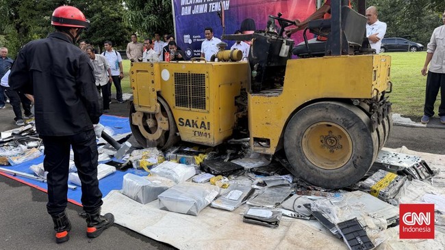 Komdigi musnahkan puluhan perangkat telekomunikasi ilegal dan tidak tersertifikasi yang penggunaannya berpotensi mengganggu layanan publik.