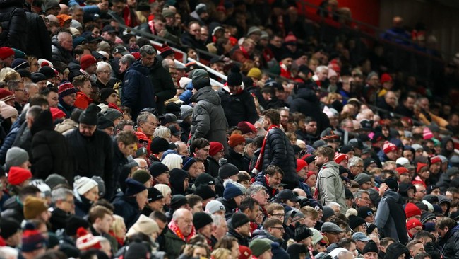 Kekecewaan sejumlah suporter Liverpool terlihat ketika mereka memilih meninggalkan Anfield saat laga Liverpool vs PSV Eindhoven baru saja melewati 85 menit.