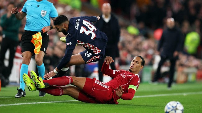 Dua pemain di jantung pertahanan Virgil van Dijk dan Ibrahima Konate jadi pemain terburuk Liverpool saat dibantai PSV Eindhoven 1-4 di Liga Champions.