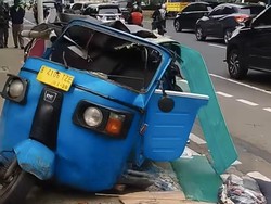 Bajaj Biru Hancur Ditabrak Mobil Oleng Pecah Ban di Cempaka Putih