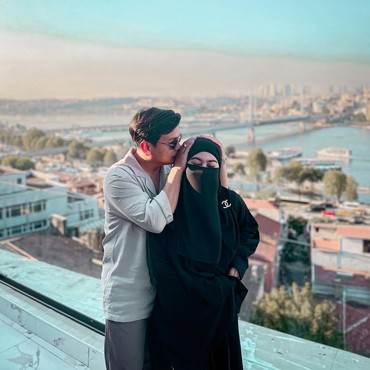 Terseret Isu Perselingkuhan Inara, Ini 7 Potret Natta Reza Mesra Bareng Istri Tercinta