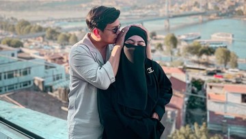 Berita Seputar Selebriti Insertlive Terkini : Terseret Isu Perselingkuhan Inara, Ini 7 Potret Natta Reza Mesra Bareng Istri Tercinta