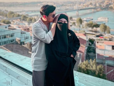 Terseret Isu Perselingkuhan Inara, Ini 7 Potret Natta Reza Mesra Bareng Istri Tercinta