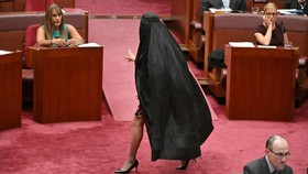 FOTO: Pakai Burqa di Parlemen, Senator Anti-Islam Australia Disanksi
