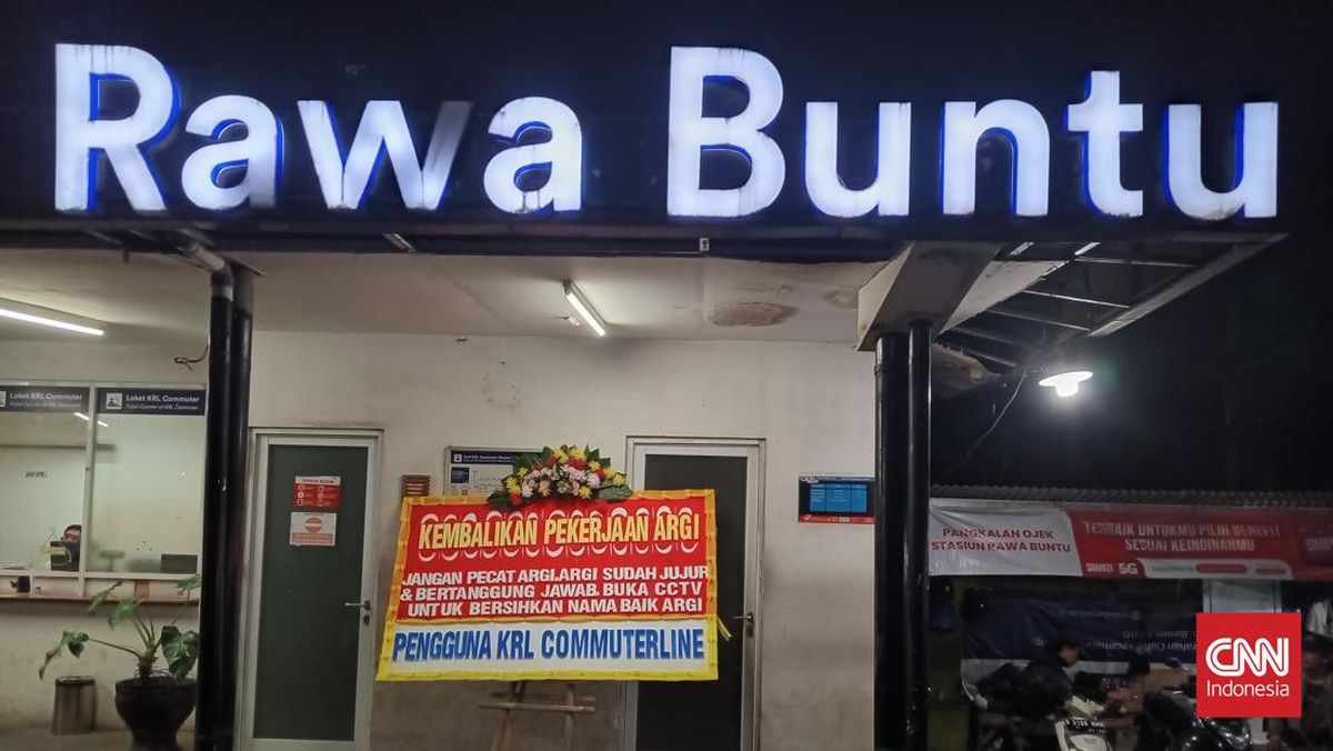 Pengguna KRL Taruh Papan Bunga Dukung Argi dalam Perkara Tumbler