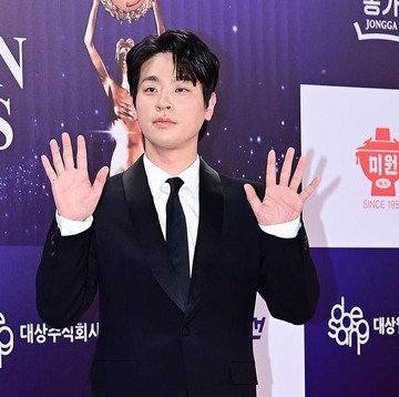 Profil Park Jung Min, Aktor yang Bikin Baper Tampil dengan Hwasa di Blue Dragon Film Awards 2025