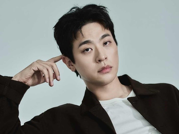 Selain eksis di dunia seni peran, Park Jung Min juga aktif menulis di kolom pribadinya untuk majalah Topclass setiap bulan.