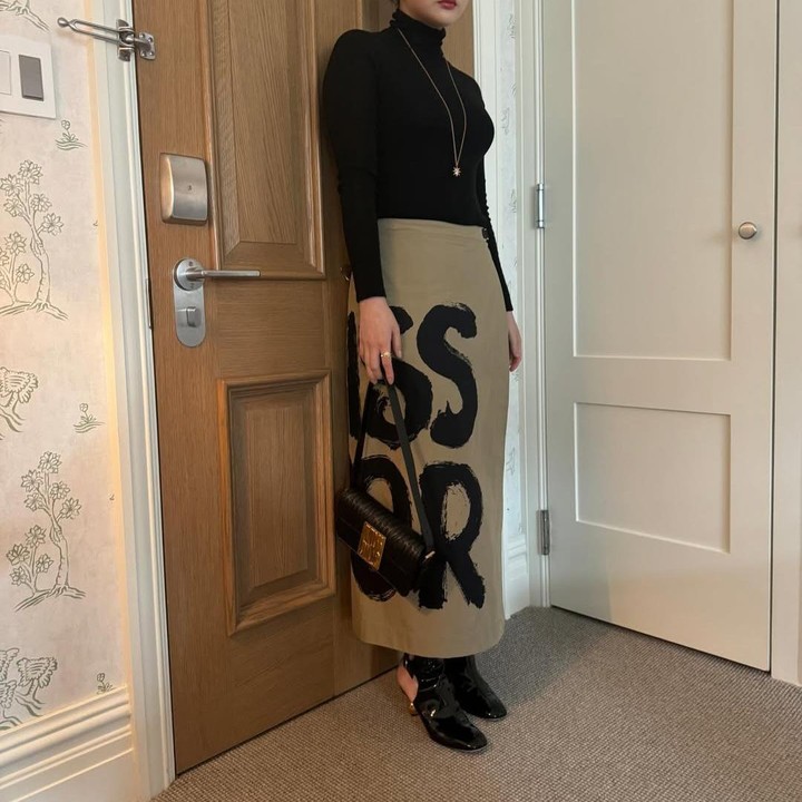 <p>Pemain drama Korea <em>Light Shop</em>&nbsp;ini juga terlihat mengenakan outfit unik. <em>Long sleeve</em> hitam polos dengan kerah <em>turtle neck</em> dipadukan dengan bawahan cokelat bercorak menciptakan <em>looks</em> yang sangat modis dan clean. (Foto: Instagram @minhakim__)</p>