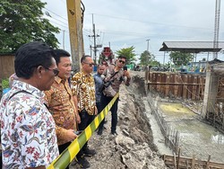 Bupati Sidoarjo Sidak Pembangunan Rumah Pompa dan Bendungan di Kedungpeluk