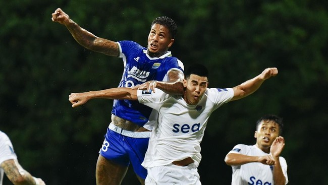 Pelatih Bojan Hodak kecewa dengan finishing pemain Persib Bandung setelah kalah 2-3 dari Lion City Sailors di Stadion Bishan Singapura, Rabu (26/11).