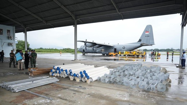 PLN dan TNI AU mengirim material tower darurat untuk pemulihan jaringan listrik di sistem kelistrikan pascabanjir Aceh menggunakan pesawat Hercules.