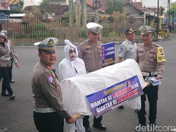 Pocong-Keranda Mayat Turun ke Jalanan Tulungagung Ingatkan Bahaya Laka