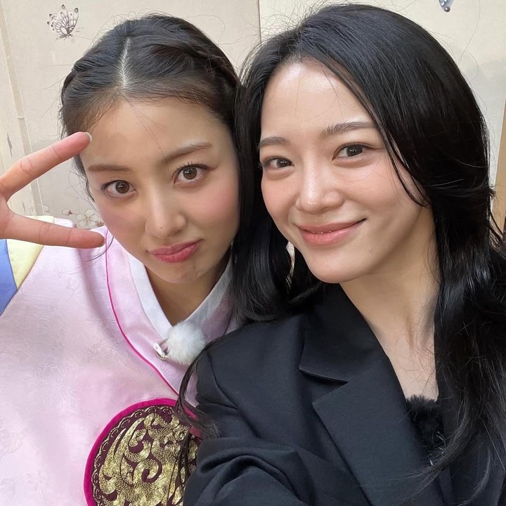 <p>Potret kedekatan Kim Se Jeong dan Jihyo TWICE juga tak kalah gemas, Bunda. Memiliki kepibadian dan selera humor yang sama, Jihyo mengaku nyaman berteman dengan Kim Se Jeong. Tak jarang, mereka sering menghabiskan waktu bersama. (Foto: Instagram @clean_0828)</p>