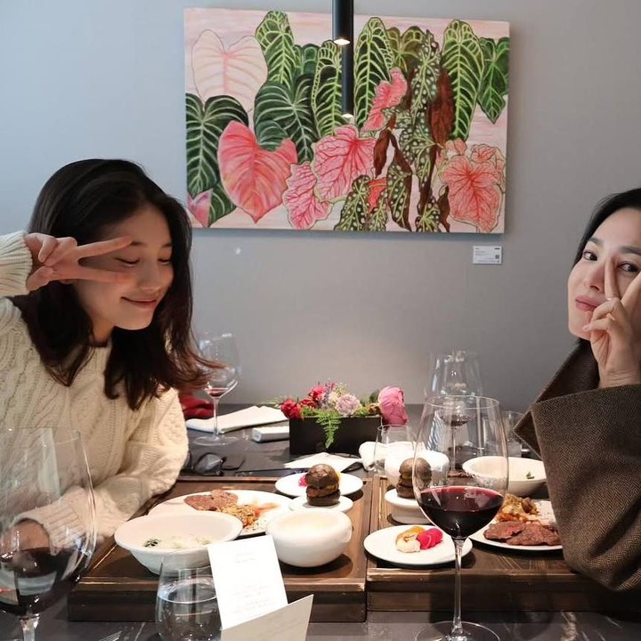 <p>Potret manis kedekatan Song Hye Kyo dan Bae Suzy layaknya <em>bestie goals</em> membuat penggemar gemas. Mereka menghabiskan waktu bersama di sebuah restoran dengan makan cantik ala-ala artis Korea. (Foto: Instagram @skuukzky)</p>