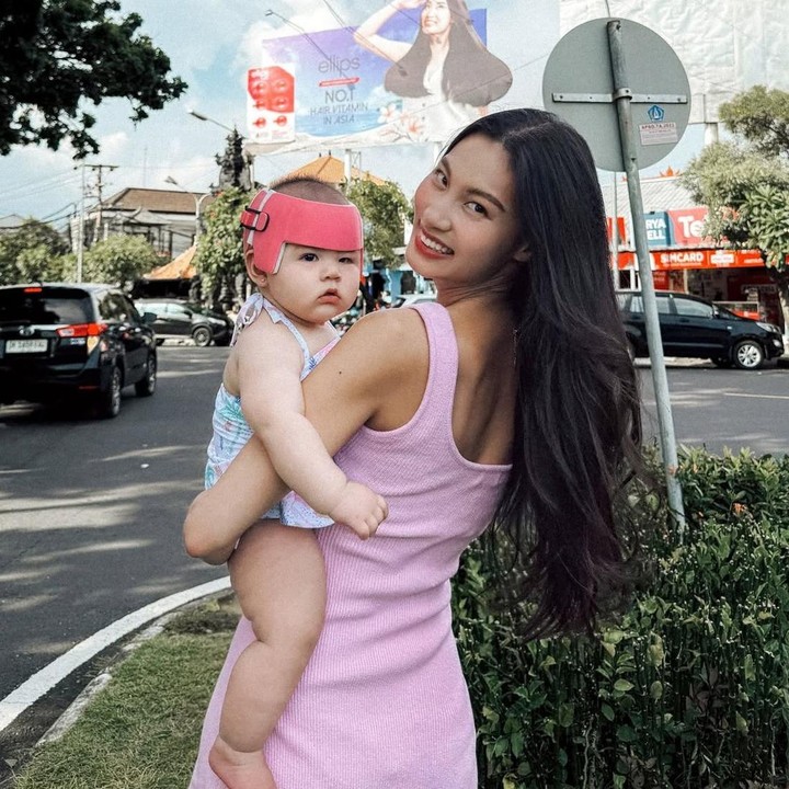 <p>Zoe lahir pada 28 September 2024 dan kini sudah menginjak usia satu tahun. Di usianya yang semakin aktif, Patricia sering kali membagikan potret kebersamaannya dengan Zoe di Instagram. Dalam beberapa unggahannya, terlihat Zoe mengenakan helm terapi untuk kepala peyang, Bunda. (Foto: Instagram @patriciagouw)</p>