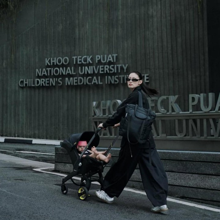 <p>Baru-baru ini, Patricia berkesempatan membawa Zoe untuk menjalani pemeriksaan rutin terkait kondisi kepalanya ke salah satu rumah sakit yang berada di Singapura. "Pemeriksaan rutin Zoe selama 3 bulan di <em>@nuhig.</em> Sambil nunggu taxi, foto-foto la ya. Kami diberkati dengan dokter yang luar biasa untuknya," kata Patrica lewat Intagramnya. (Foto: Instagram @patriciagouw)</p>