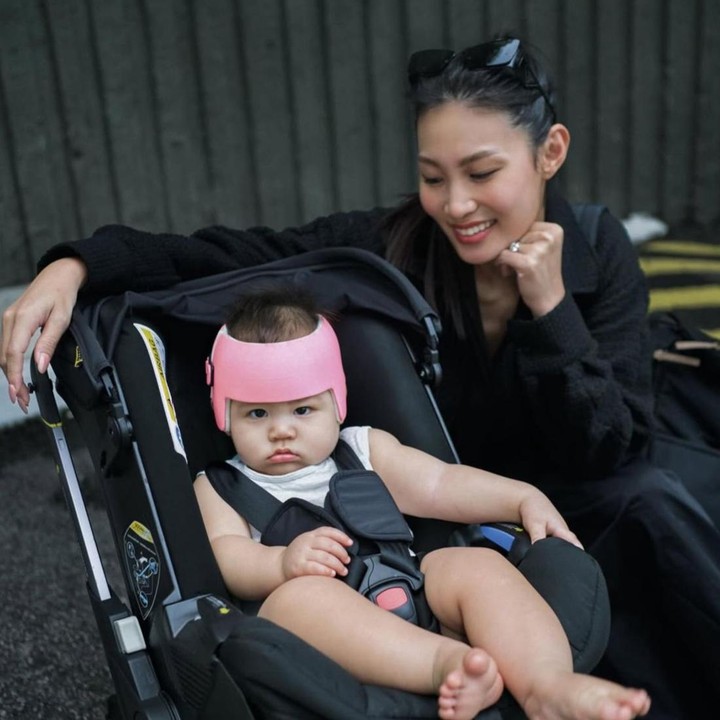 <p>Dalam potretnya, Patricia terlihat kece mengenakan&nbsp;<em>outfit</em> serba hitam, sementara Zoe duduk manis di <em>stroller</em>-nya. Menilik dari <em>caption</em>-nya, Patricia juga menyampaikan harapannya agar Indonesia bisa lebih membuka kesempatan bagi dokter-dokter ahli dari luar negeri, Bunda. "Tapi sejujurnya, saya sangat berharap Indonesia lebih terbuka terhadap dokter-dokter terampil dari luar negeri. Biarlah kerja itu kompeten, bukan hanya yang &ldquo;punya kenalan&rdquo;. Anak-anak kita berhak mendapatkan yang terbaik selalu," tambahnya. (Foto: Instagram @patriciagouw)</p>