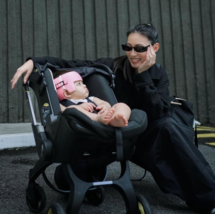 <p>Putri kecil Patricia ini diketahui sudah cukup lama menggunakan helm anti peyang, Bunda. Hasilnya pun terlihat jelas dan kondisi kepalanya kini sudah jauh lebih baik. "Sudah oke, <em>better</em>, dari kepala peyang asimetrial dari level 4, sekarang level 2. Masih belum sempurna tapi sudah luluslah, karena ubun-ubunnya sudah ketutup, udah keras. Sudah sangat baik," tutur Patricia dikutip dari <em>detikcom</em>. (Foto: Instagram @patriciagouw)</p>