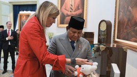 Bertukar Kado dengan Prabowo, Ratu Maxima Beri Boneka untuk Bobby