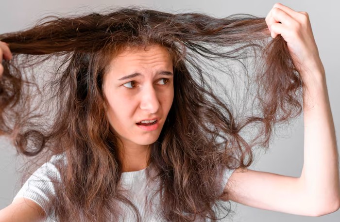 Rambut porositas tinggi menyerap kelembapan dengan cepat namun cepat kehilangan nutrisi. Efeknya, rambut rentan kering, kusam, frizzy, dan mudah patah./Foto: freepik.com/freepik