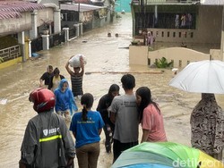 Ratusan Rumah Warga di Belakang Polsek Sunggal Nyaris Tenggelam karena Banjir