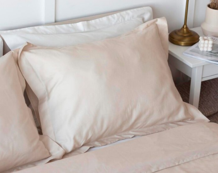 Satin pillowcase. Mengurangi gesekan saat tidur/Foto: freepik.com/marykruzman