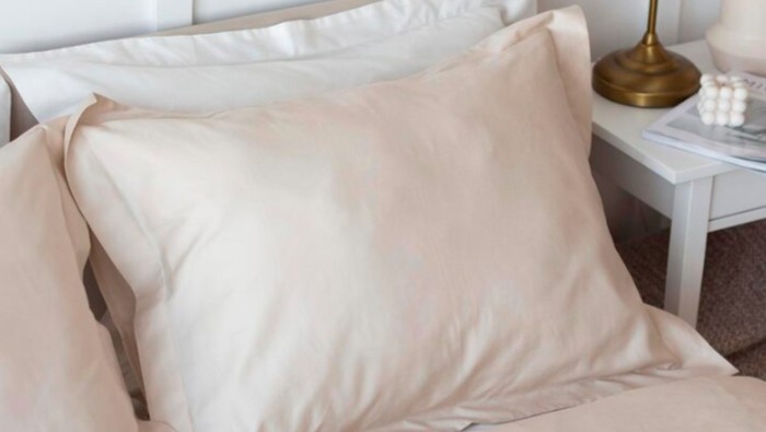 Satin pillowcase. Mengurangi gesekan saat tidur/Foto: freepik.com/marykruzman